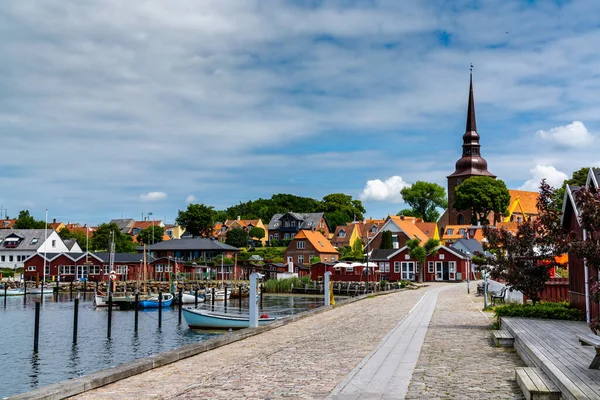 デンマーク ナイステッド 2021年6月11日 ナイステッドの港前遊歩道と絵のように美しい町の中心部とマリーナ — ストック写真