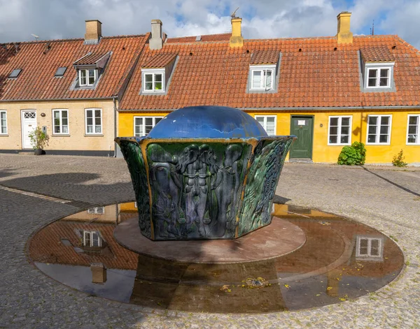 Roskilde Dánia 2021 Június Színes Szobor Szökőkút Tükröződésekkel Hagyományos Házakkal — Stock Fotó