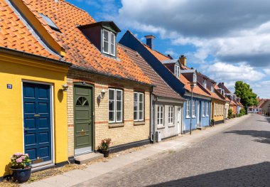 Koge, Danimarka - 12 Haziran 2021 - Zealand 'ın tarihi eski Koge kasabasında renkli evler ve kaldırım taşı caddesi