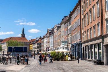 Kopenhag, Danimarka - 13 Haziran 2021: Güzel bir yaz gününde Kopenhag şehir merkezinde yoğun şehir caddesi