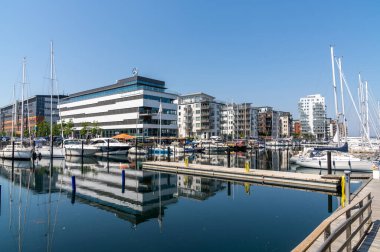 Malmö, İsveç - 18 Haziran 2021: Malmö şehir merkezi ve Dockan Marina manzarası