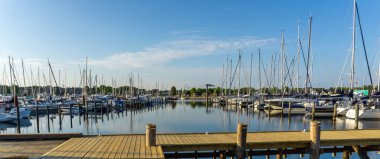 Middelfart, Danimarka - 8 Haziran 2021: Danimarka 'nın güneyindeki Middelfart limanının ve yat limanının manzarası