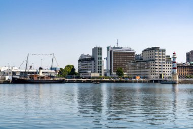 Malmö, İsveç - 18 Haziran 2021: Malmö şehir merkezindeki liman ve deniz feneri manzarası
