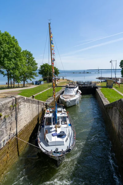 2021年6月21日 瑞典伯格 在戈塔运河的船闸和水闸中上游航行的船只 — 图库照片