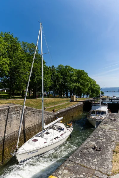 2021年6月21日 瑞典伯格 在戈塔运河的船闸和水闸中上游航行的船只 — 图库照片