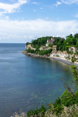Hojerup 'taki kilisenin dikey görüntüsü Stevns Klint' in beyaz tebeşir taşı kayalıklarının tepesinde.