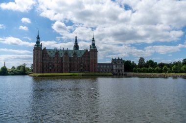 Hillerod, Danimarka - 16 Haziran 2021: Güzel bir yaz gününde Hillerod 'daki Frederiksborg Şatosu manzarası