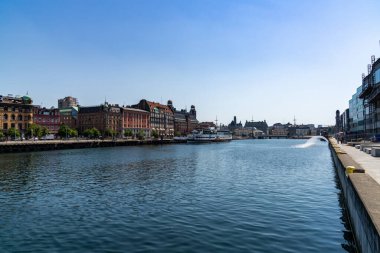 Malmö, İsveç - 18 Haziran 2021: Suellshammen Kanalı ve Malmö şehir merkezi