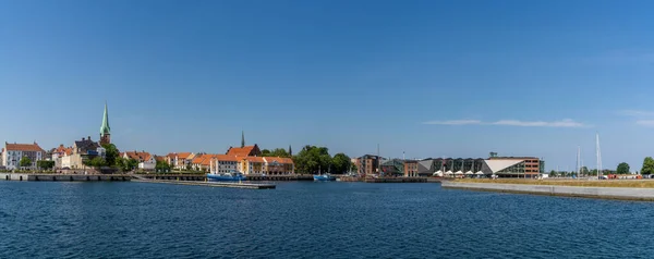 デンマークのヘリンガー 2021年6月17日 デンマーク北部の港と旧市街ヘリンガーのパノラマの街並み — ストック写真