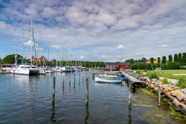 2021年6月11日 在丹麦内斯特德一个美丽的夏日 港口前和码头 — 图库照片
