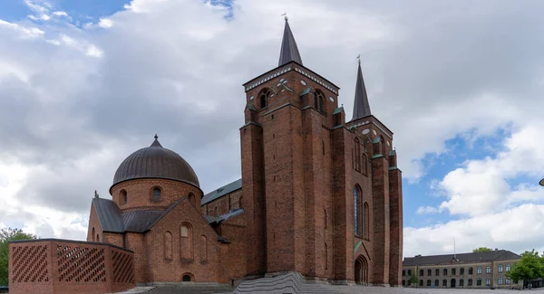 丹麦Roskilde 2021年6月13日 市中心历史性的路德教会罗斯基德大教堂景观 — 图库照片
