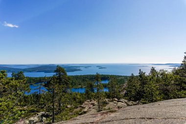 İsveç 'in kuzeyindeki Skuleskogen ulus parkındaki Baltık Denizi manzarası