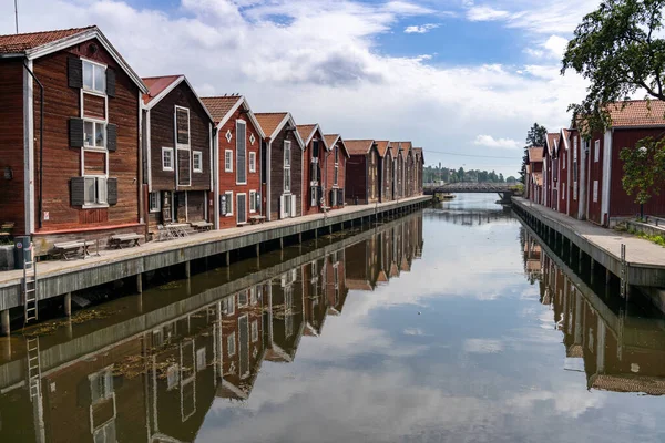 スウェーデンのHudiksvall 2021年7月7日 Hudiksvallのウォーターフロントに沿って赤と茶色の木の倉庫 — ストック写真