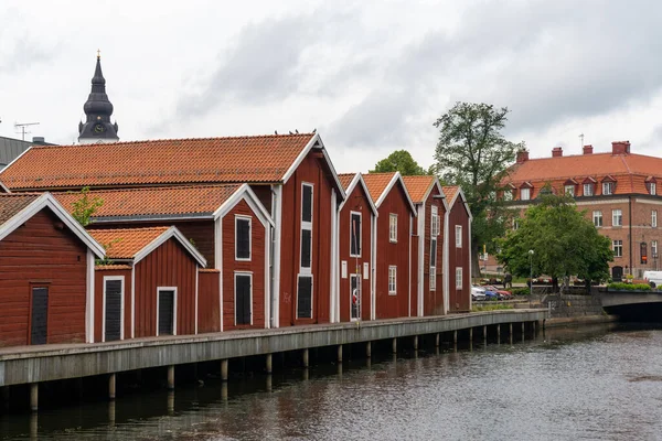 Hudiksvall Svezia Luglio 2021 Colorati Edifici Legno Costeggiano Canale Nel — Foto Stock