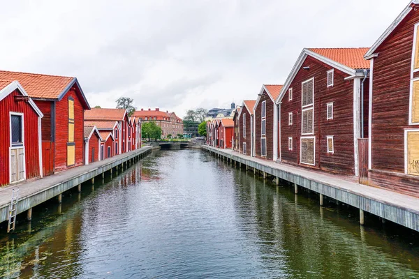 Hudiksvall Suécia Julho 2021 Edifícios Madeira Coloridos Alinham Canal Centro — Fotografia de Stock