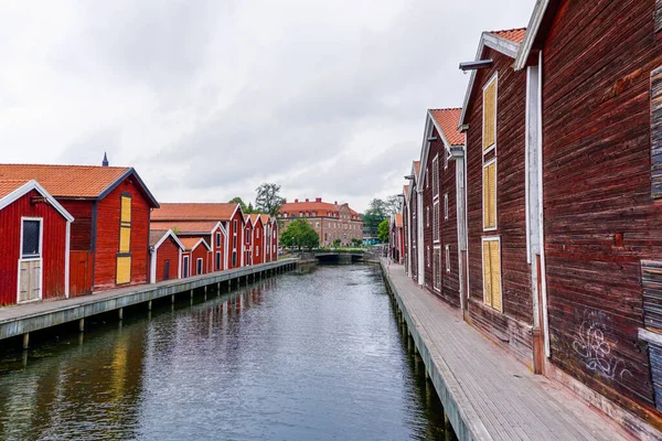 Hudiksvall Svezia Luglio 2021 Colorati Edifici Legno Costeggiano Canale Nel — Foto Stock