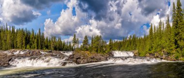 İsveç 'in kuzeyindeki Dimforsen şelalesinin manzarası.