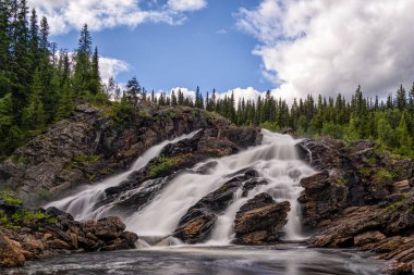 Kuzey İsveç 'teki Fiskonfallet şelalesinin manzarası