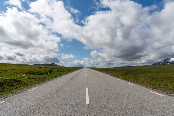 Una Vista Ángulo Bajo Una Carretera Pavimentada Que Conduce Directamente — Foto de Stock