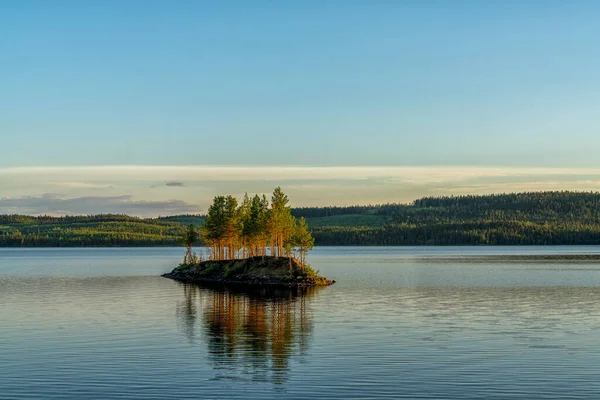 Beautiful Idyllic Lake Landscape Small Island Trees Cloudless Blue Sky — Stock Photo, Image