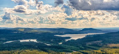 Vadinin dibindeki göller ve nehirlerle sonsuz bir orman manzarası.