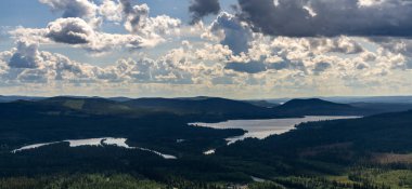 Vadinin dibindeki göller ve nehirlerle sonsuz bir orman manzarası.