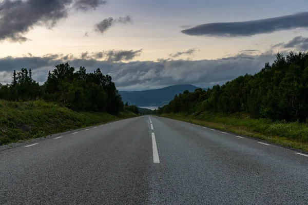 Vista Ángulo Bajo Una Carretera Pavimentada Que Conduce Directamente Horizonte — Foto de Stock