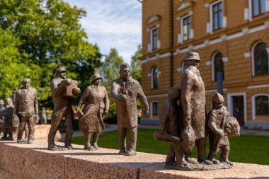 Oulu, Finlandiya - 25 Temmuz 2021: Belediye binasının önündeki parkta Oulu 'nun şehir tarihini anan Ajan Kulku bronz heykellerinin görüntüsü