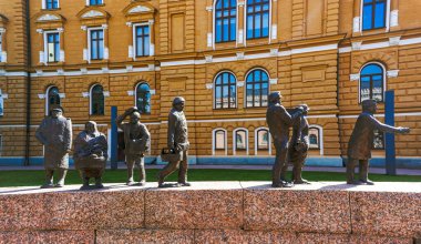 Oulu, Finlandiya - 25 Temmuz 2021: Belediye binasının önündeki parkta Oulu 'nun şehir tarihini anan Ajan Kulku bronz heykellerinin görüntüsü