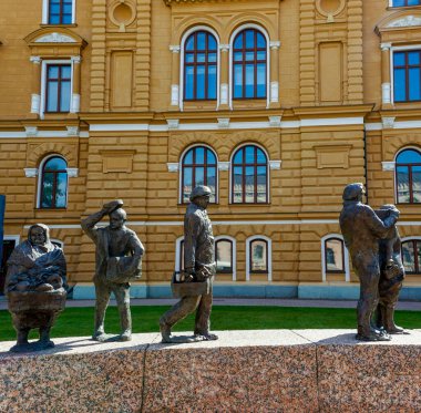 Oulu, Finlandiya - 25 Temmuz 2021: Belediye binasının önündeki parkta Oulu 'nun şehir tarihini anan Ajan Kulku bronz heykellerinin görüntüsü