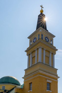 Oulu, Finlandiya - 25 Temmuz 2021: Şehir merkezindeki Oulu katedralinin güneşli görüntüsü