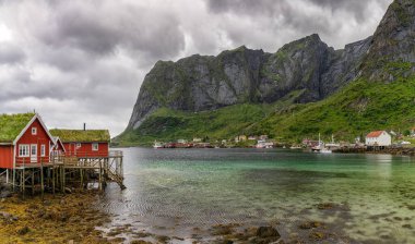 Moskenes, Norveç - 20 Temmuz 2021: Norveç 'in Lofoten Adaları' ndaki Moskenes fiyortlarında renkli kırmızı ahşap evler