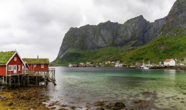 Moskenes, Norveç - 20 Temmuz 2021: Norveç 'in Lofoten Adaları' ndaki Moskenes fiyortlarında renkli kırmızı ahşap evler