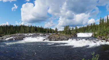 Kuzey İsveç 'teki Dimforsen şelalesinin manzarası.