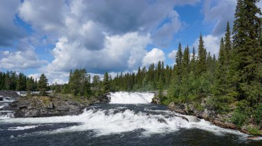 Kuzey İsveç 'teki Dimforsen şelalesinin manzarası.