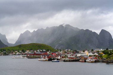 Moskenes, Norveç - 20 Temmuz 2021: Bulutlu ve yağmurlu bir günde Norveç 'in Lofoten Adaları' ndaki Moskenes köyünün manzarası