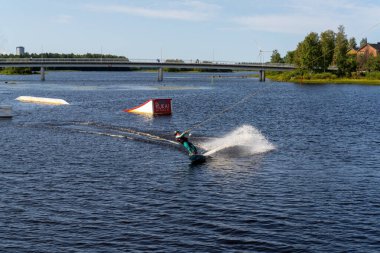Oulu, Finlandiya - 25 Temmuz 2021: Wakeboard güzel bir yaz gününde Oulu şehir merkezindeki Wakepark 'ta eğleniyor.