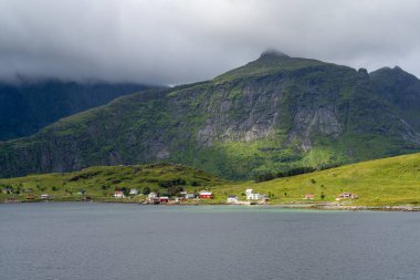 Kuzey Norveç 'in Lofoten Adaları' ndaki Selfjord 'daki Fredvang köyünün manzarası bulutlu bir günde