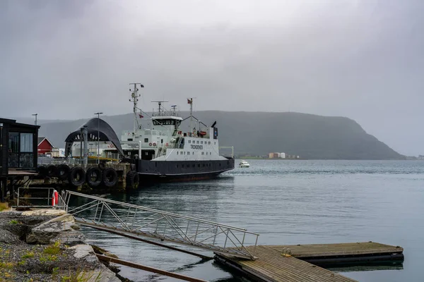 Nesna, Norveç - 17 Temmuz 2021: Norveç 'in Helgeland kıyısındaki Nesna limanındaki feribot.