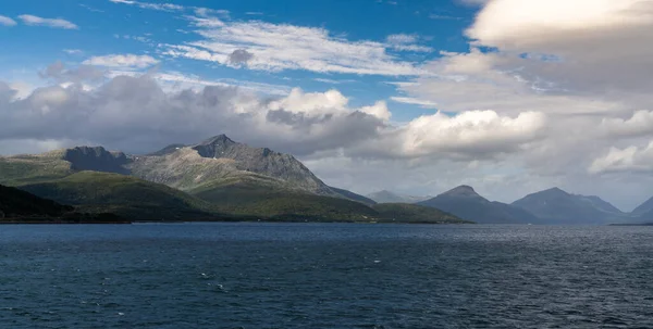 Панорама Труднопроходимого Дикого Побережья Горами Бурными Морями Белоснежными Впадинами Выразительным — стоковое фото