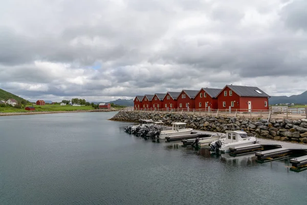 2021年7月20日 挪威斯克雷达 挪威罗浮敦群岛海滨的五彩缤纷的红色木制房屋 船坞在前方 — 图库照片