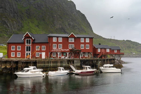 2021年7月20日 挪威罗浮敦 罗浮敦群岛的斯托克鱼博物馆景观 船泊在船坞的前景 — 图库照片