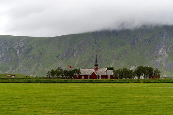 Вид Красную Деревянную Деревенскую Церковь Флакстаде Лофских Островах Норвегии — стоковое фото