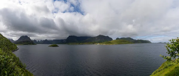 Panoráma Kilátás Nyílik Lofoten Szigetek Észak Norvégiában Egy Felhős Alatt — Stock Fotó