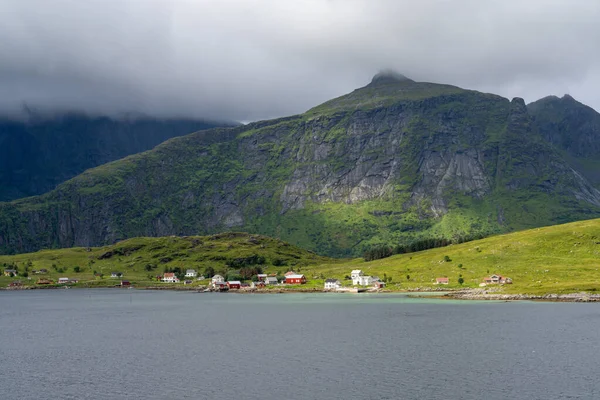 Widok Wioskę Fredvang Selfjord Wyspach Lofoten Północnej Norwegii Pochmurny Dzień — Zdjęcie stockowe