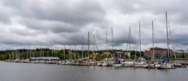 Porvoo, Finlandiya - 3 Ağustos 2021: Porvoo Nehri 'ndeki liman ve spor limanının manzarası