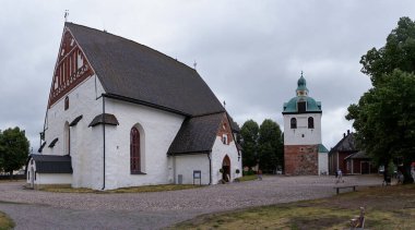 Porvoo, Finlandiya - 3 Ağustos 2021: Eski şehir merkezi Porvoo 'daki katedralin ve kasaba meydanının manzarası