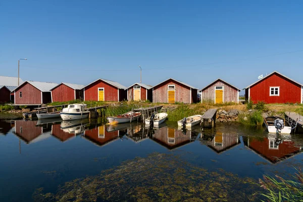 Svedjehamm Finlândia Julho 2021 Casas Pesca Coloridas Barcos Refletidos Água — Fotografia de Stock