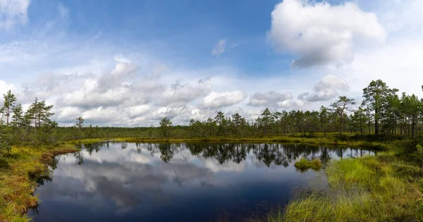 Paisagem Pitoresca Turfa Lago Azul Sob Céu Expressivo Com Nuvens — Fotografia de Stock