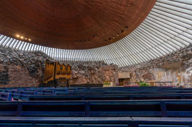 Helsinki, Finlandiya: 4 Ağustos 2021: Helsinki 'deki Tempeliaukio Kilisesi' nin iç görünümü